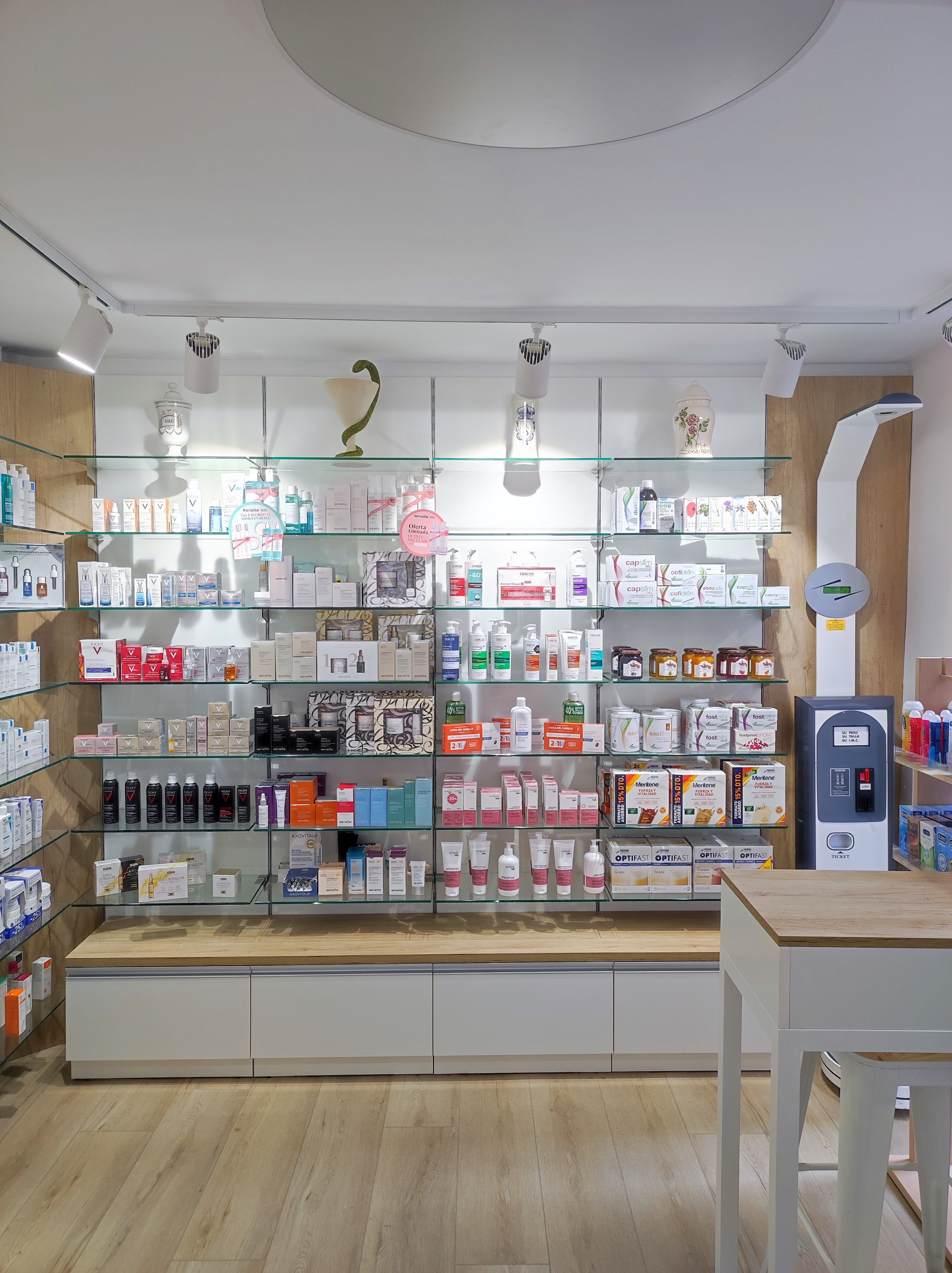 Zona dermocosmética Farmacia Ricardo Revilla